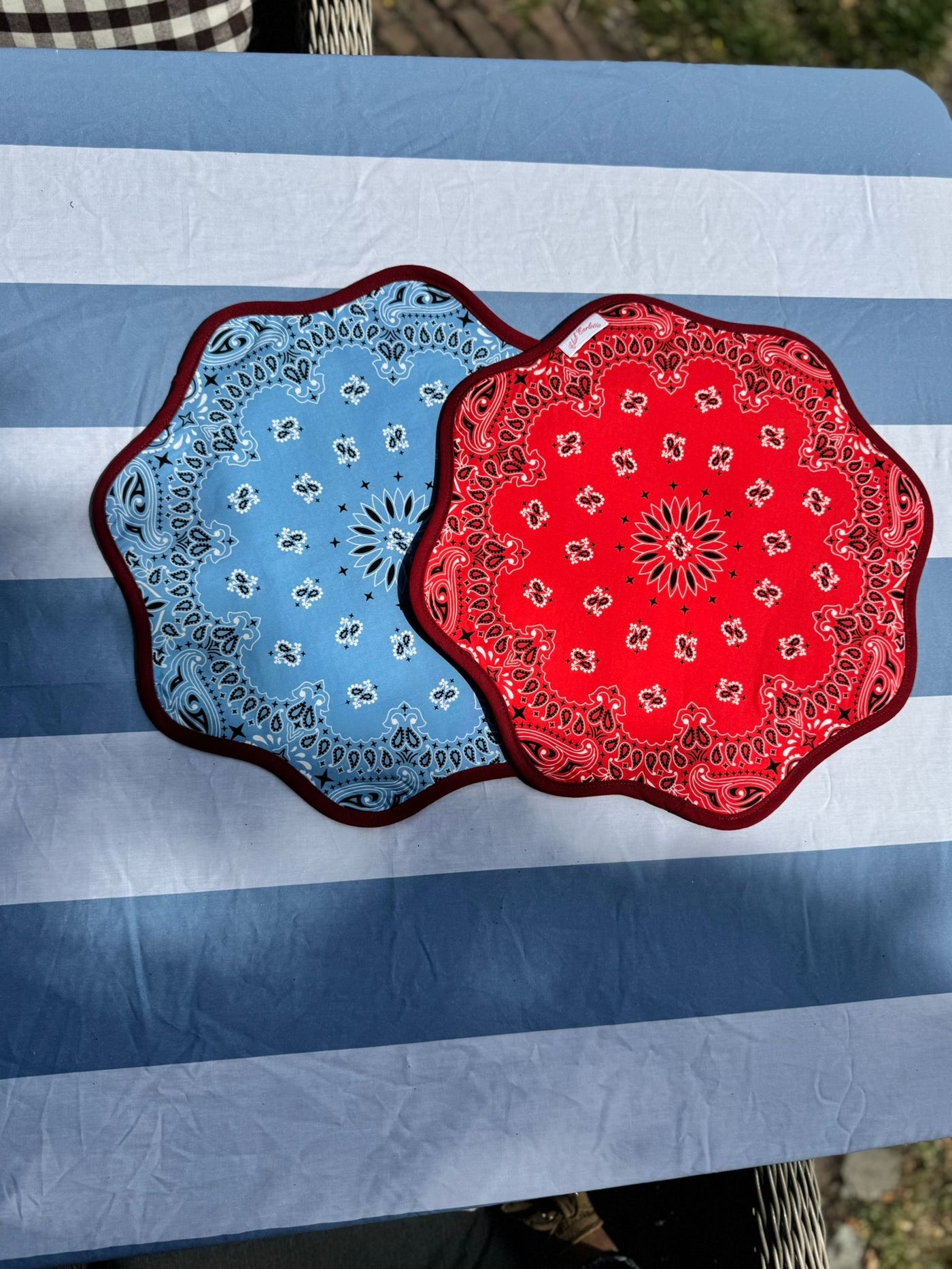 Set of 2 two sided Lily Paisley placemats red/blue