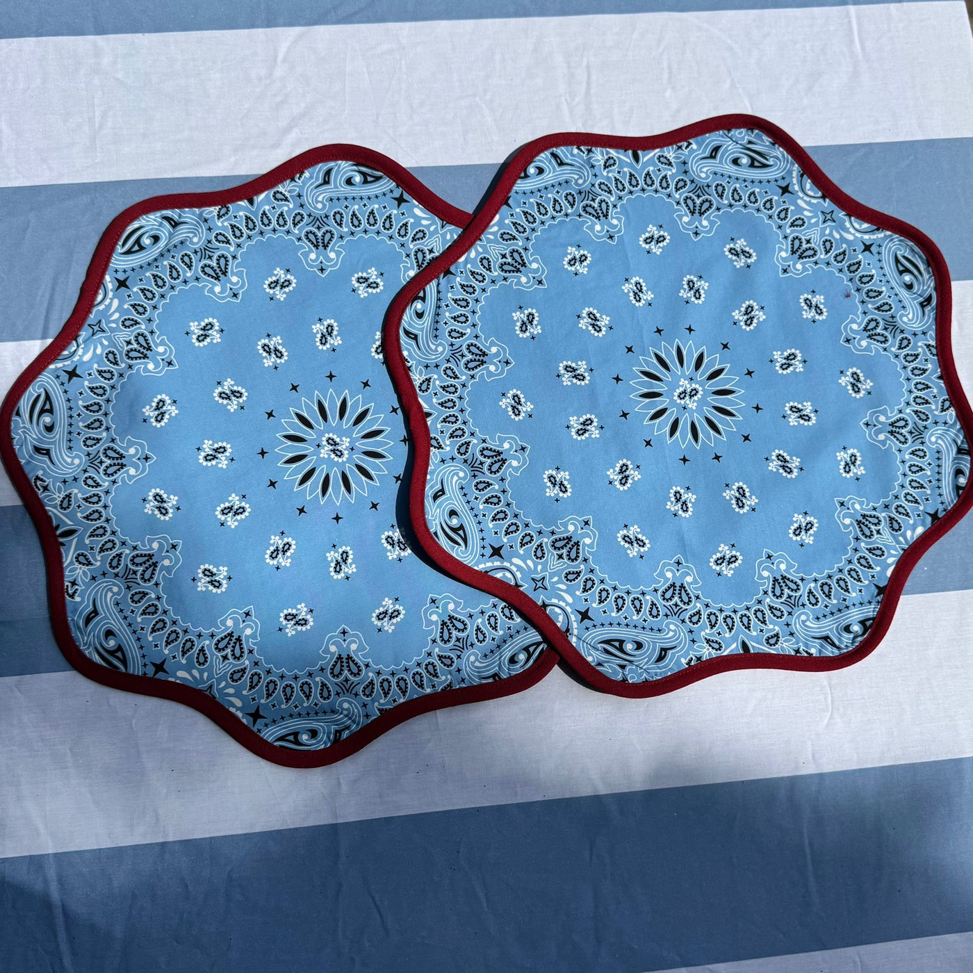 Set of 2 two sided Lily Paisley placemats red/blue