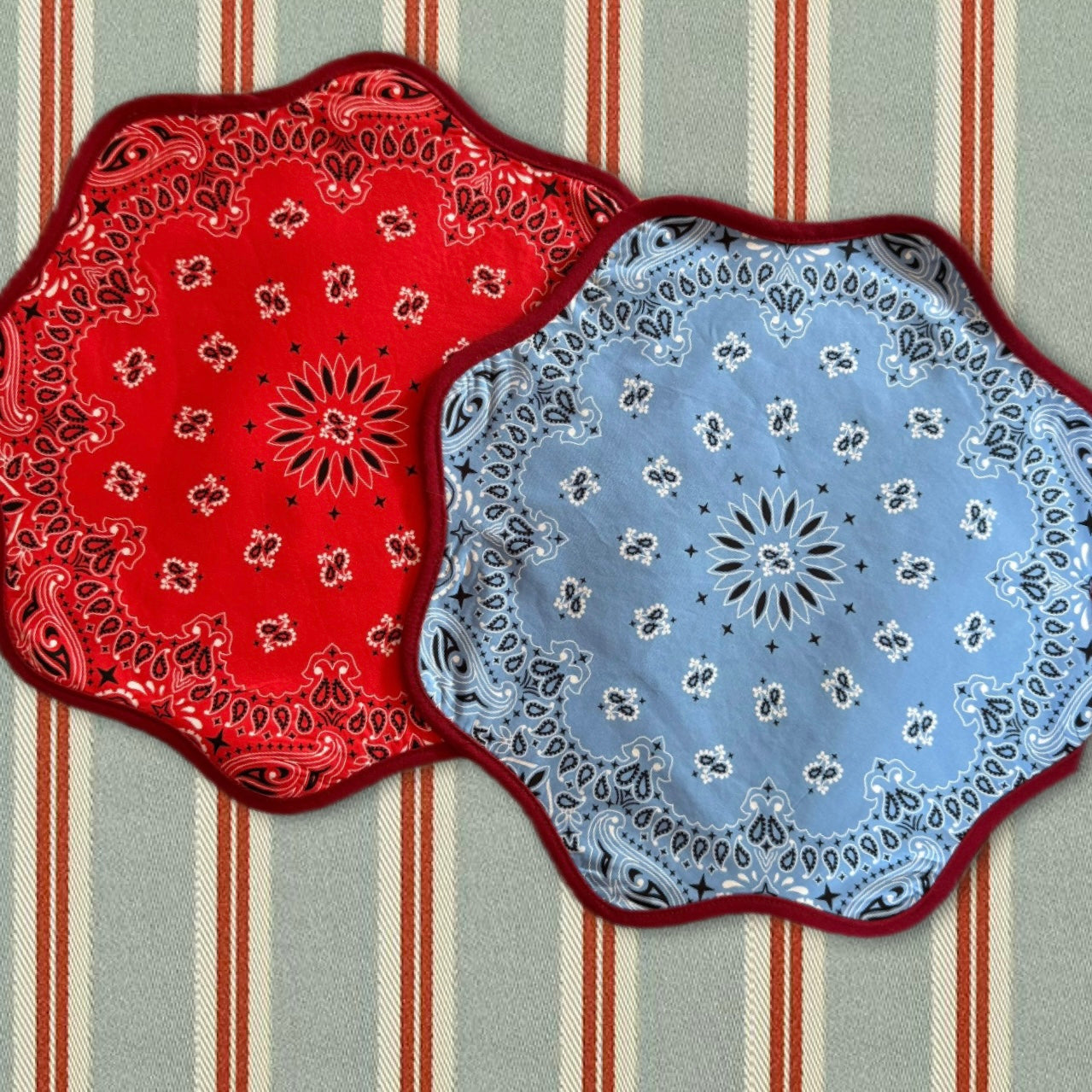 Set of 2 two sided Lily Paisley placemats red/blue