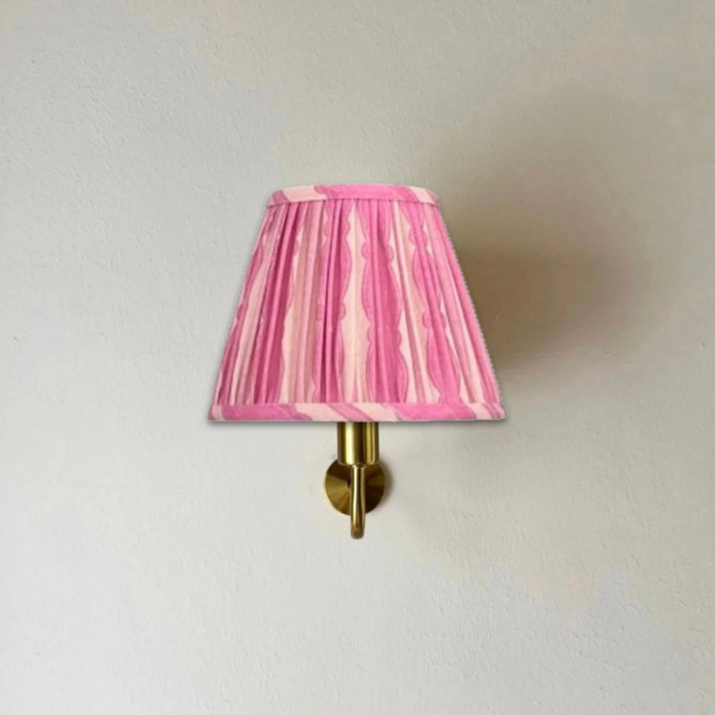 Poppy wall light scallop pink